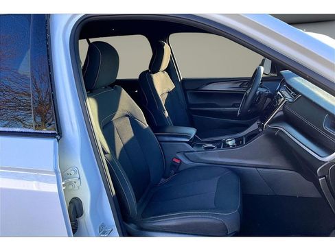 Used 2024 Jeep Grand Cherokee Laredo w/ Trailer Tow Package image 8