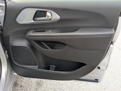 New 2026 Chrysler Pacifica Limited w/ Trailer Tow Group image 42