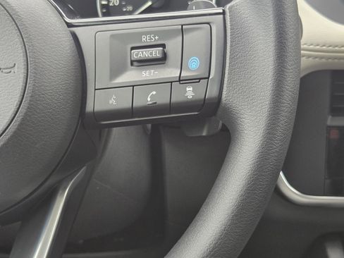 Used 2023 Nissan Rogue SV image 12