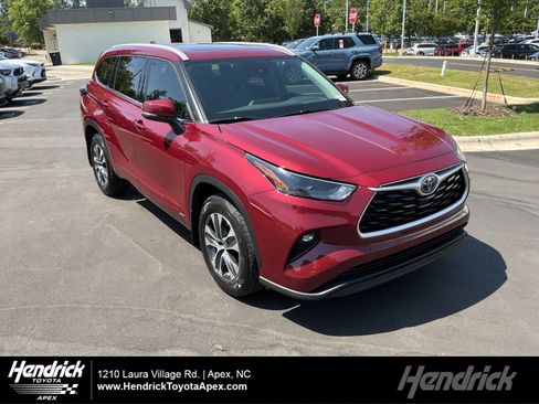 Used 2022 Toyota Highlander XLE AWD/4WD image 1