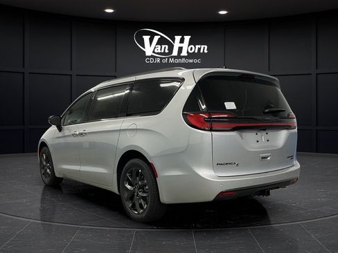 New 2026 Chrysler Pacifica Limited w/ S Appearance Package AWD/4WD image 3