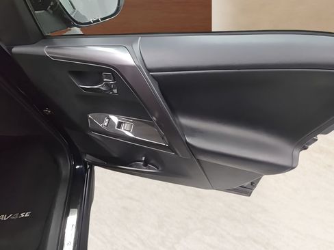 Used 2018 Toyota RAV4 SE AWD/4WD image 24