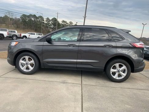 Used 2020 Ford Edge SE image 6