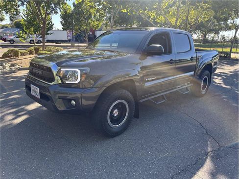 Used 2012 Toyota Tacoma 4x4 Double Cab w/ TRD Off-Road Pkg image 2