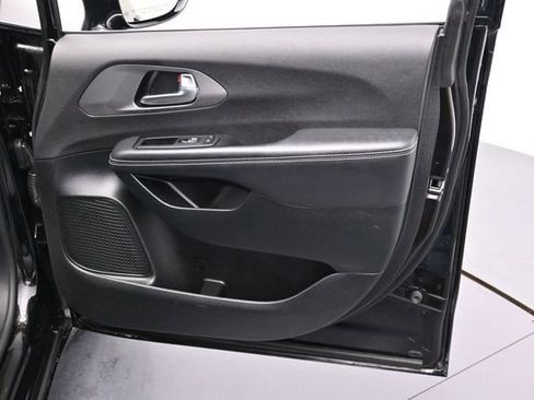 Used 2025 Chrysler Pacifica Select FWD image 30