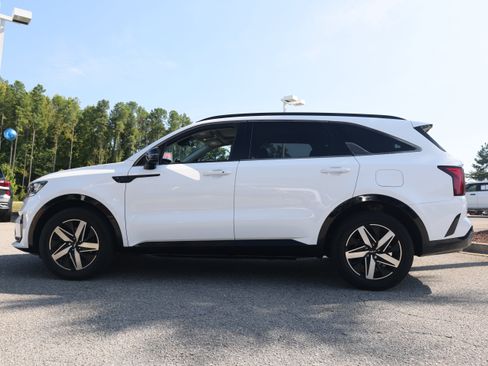Used 2022 Kia Sorento S w/ Panoramic Sunroof Package FWD image 2
