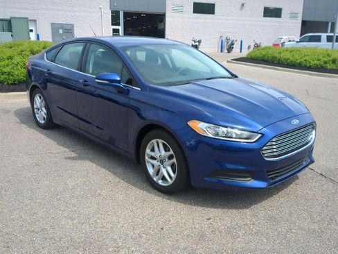 Used 2015 Ford Fusion SE FWD image 2