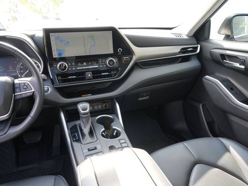 Used 2023 Toyota Highlander XLE AWD/4WD image 21