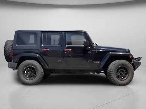 Used 2018 Jeep Wrangler Unlimited Sahara AWD/4WD image 16