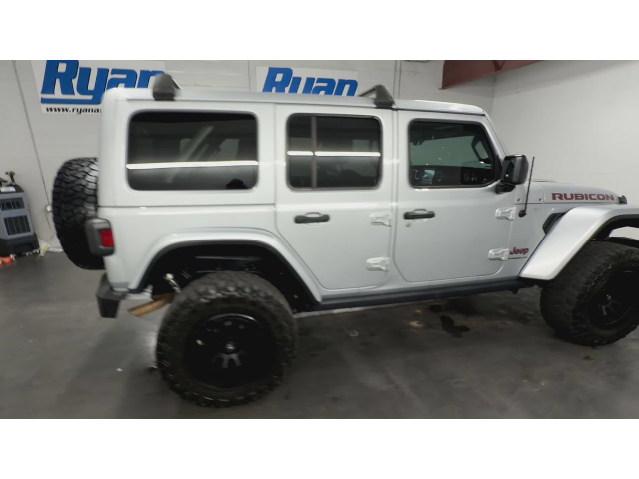 Used 2023 Jeep Wrangler Unlimited Rubicon w/ Cold Weather Group AWD/4WD image 9