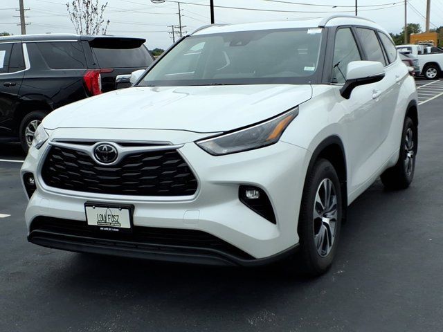 Used 2024 Toyota Highlander XLE AWD/4WD image 2