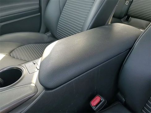 Used 2024 Toyota Camry SE image 19