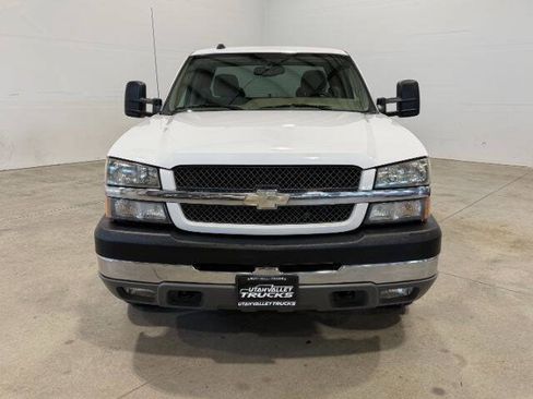 Used 2004 Chevrolet Silverado 2500 LS w/ Heavy-Duty Power Package AWD/4WD image 3