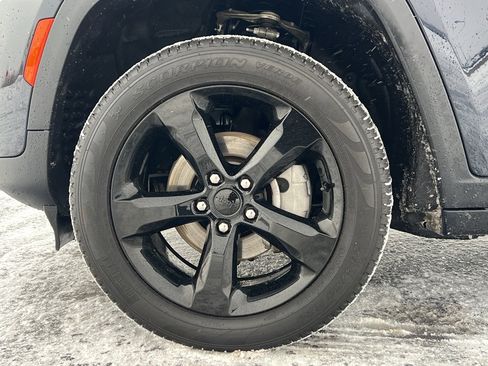 Used 2024 Jeep Grand Cherokee Limited w/ Black Appearance Package image 10