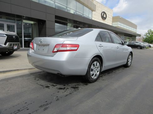 Used 2010 Toyota Camry LE image 10