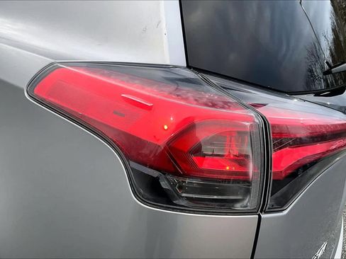 Used 2018 Toyota RAV4 SE image 28