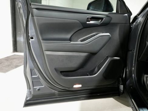 Used 2025 Toyota Highlander XLE image 14