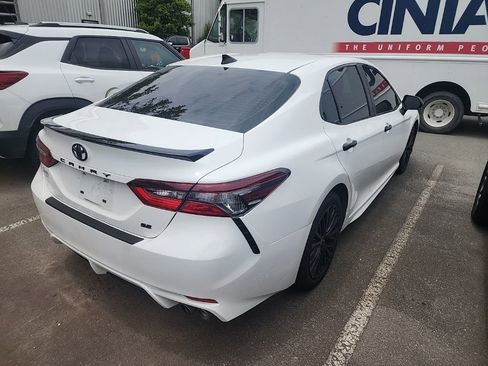 Used 2022 Toyota Camry SE FWD image 4