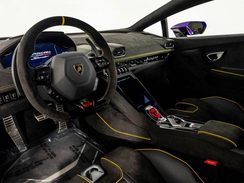 Used 2024 Lamborghini Huracan Sterrato image 2