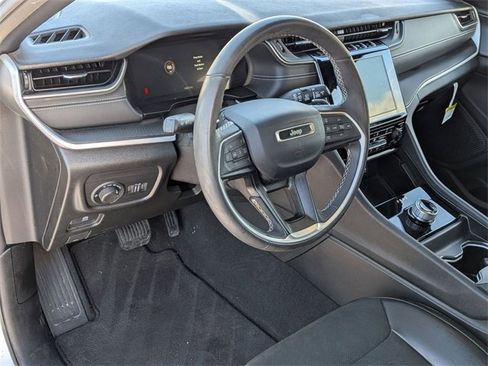 Used 2024 Jeep Grand Cherokee Altitude image 11