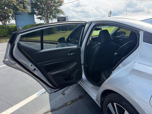 Used 2019 Nissan Altima 2.5 SR FWD image 12