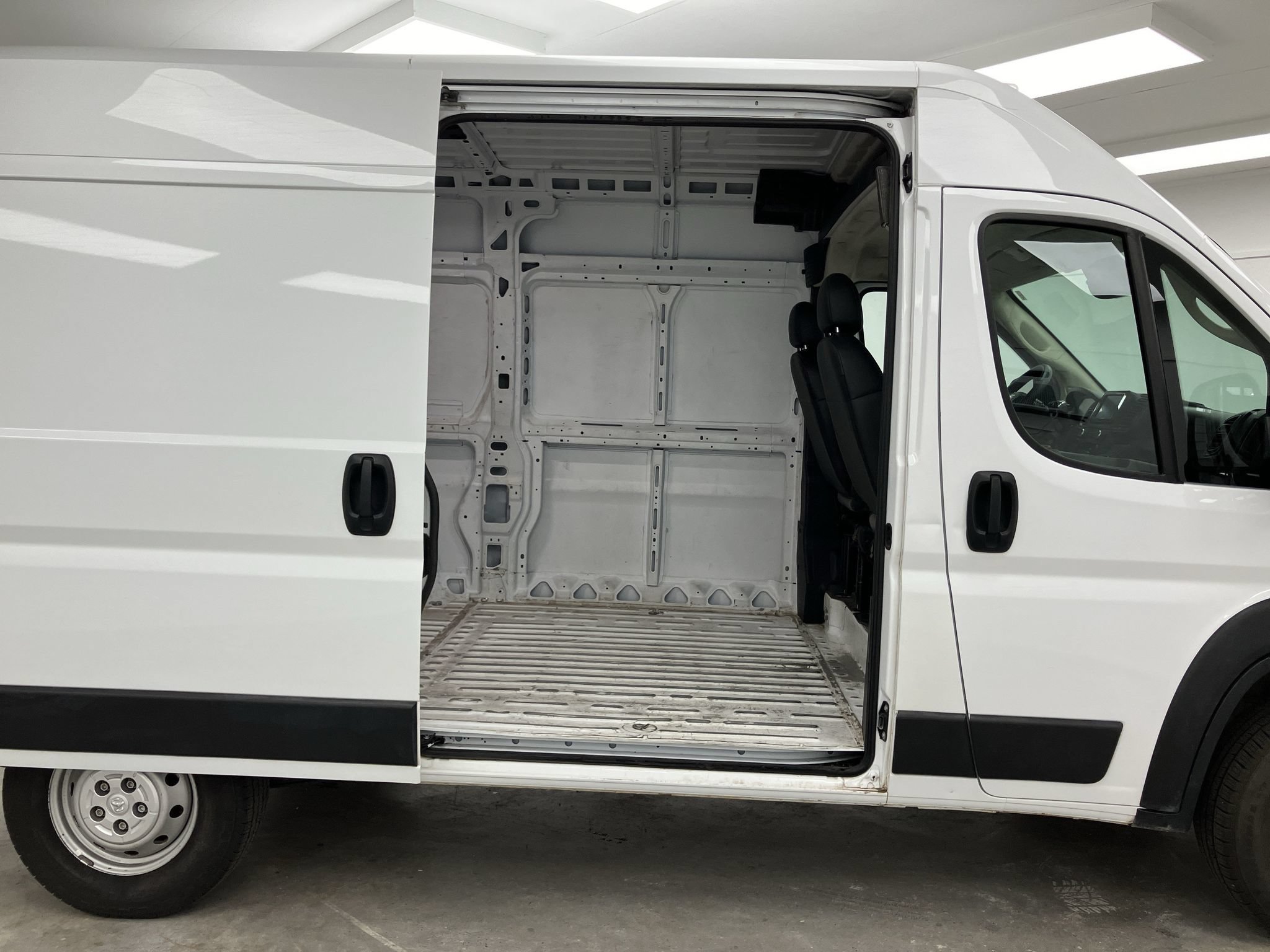 Used 2024 RAM ProMaster 2500 w/ Convenience Group FWD image 17