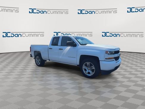 Used 2017 Chevrolet Silverado 1500 Custom w/ Custom Convenience Package RWD image 2