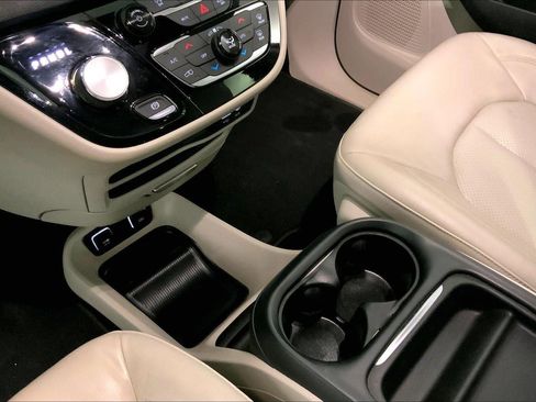 Used 2019 Chrysler Pacifica Touring-L image 17