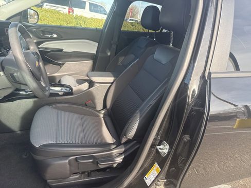 Certified 2025 Chevrolet Trax LT image 9