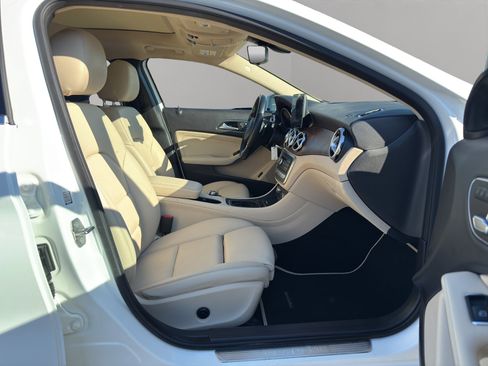 Used 2019 Mercedes-Benz GLA 250 4MATIC w/ Premium Package image 18