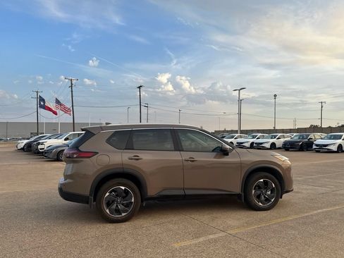 Used 2024 Nissan Rogue SV w/ SV Premium Package AWD/4WD image 25