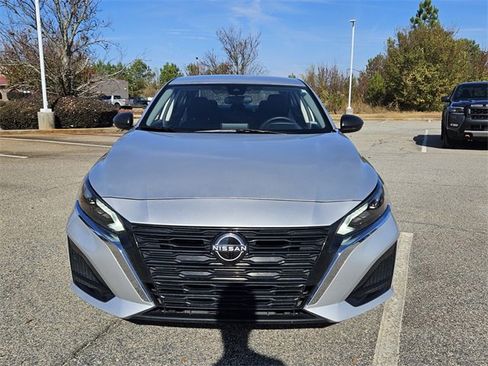 Used 2024 Nissan Altima 2.5 SV image 2