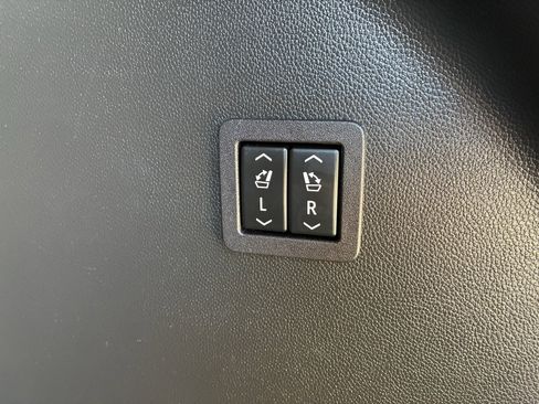 Used 2024 Buick Enclave Premium image 12