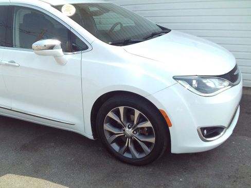 Used 2019 Chrysler Pacifica Limited w/ Tire & Wheel Group FWD image 10