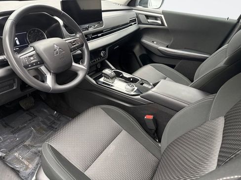 Used 2025 Mitsubishi Outlander ES image 10