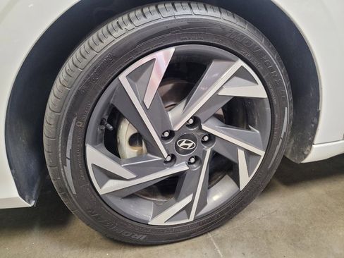 Used 2025 Hyundai Elantra SEL FWD image 31