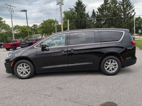 Used 2024 Chrysler Pacifica Touring-L FWD image 21