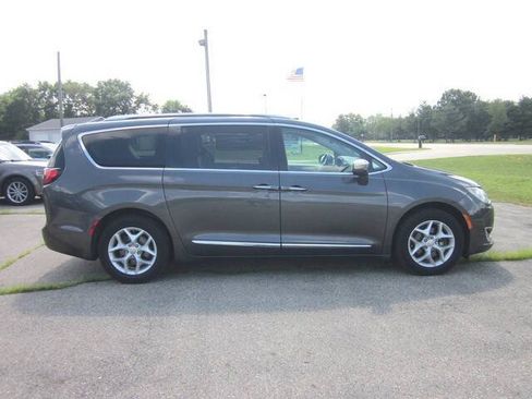 Used 2020 Chrysler Pacifica Limited FWD image 31