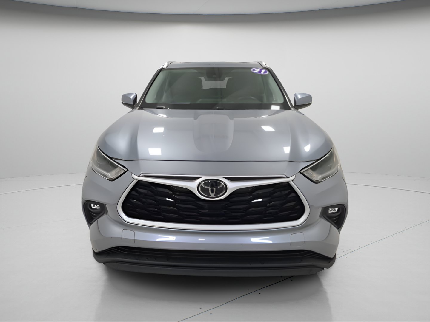 Used 2021 Toyota Highlander XLE FWD image 2