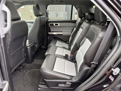 Used 2022 Ford Explorer XLT w/ Equipment Group 202A AWD/4WD image 14