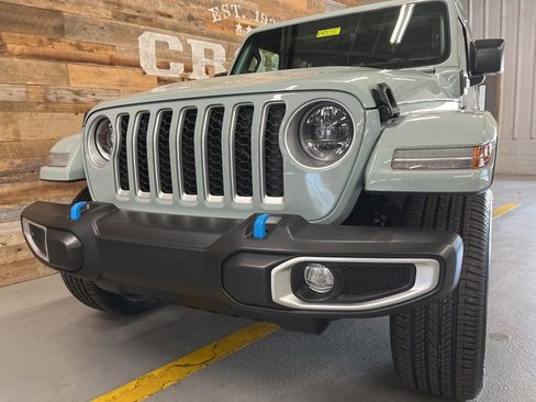 Used 2023 Jeep Wrangler Unlimited Sahara w/ Cold Weather Group AWD/4WD image 8