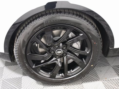 Used 2025 Land Rover Discovery Dynamic SE image 11