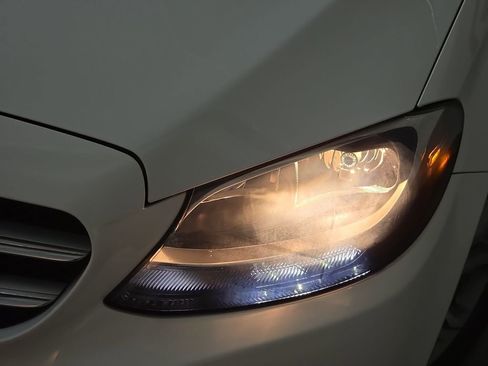 Used 2018 Mercedes-Benz C 300 4MATIC Sedan image 31