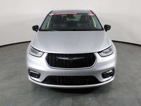 Used 2024 Chrysler Pacifica Touring-L image 11
