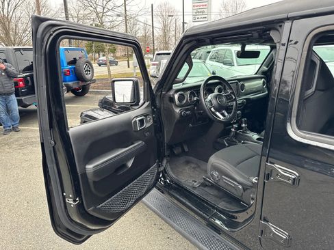 Used 2022 Jeep Wrangler Unlimited Sahara AWD/4WD image 10