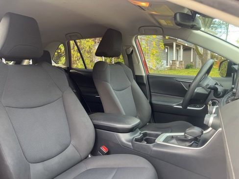 Used 2019 Toyota RAV4 LE image 18
