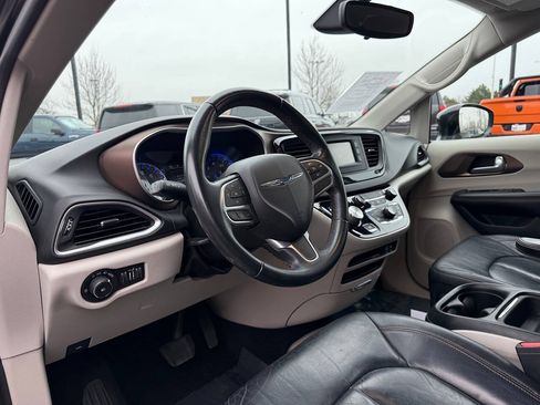 Used 2017 Chrysler Pacifica Touring-L FWD image 11
