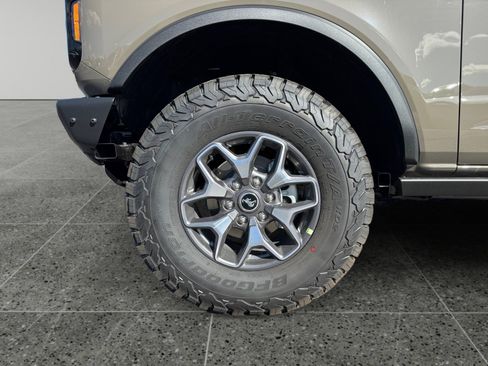 New 2025 Ford Bronco Badlands image 9