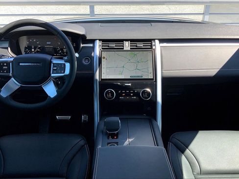 New 2025 Land Rover Discovery Dynamic SE image 13