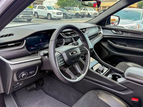 Used 2025 Jeep Grand Cherokee L Altitude AWD/4WD image 6